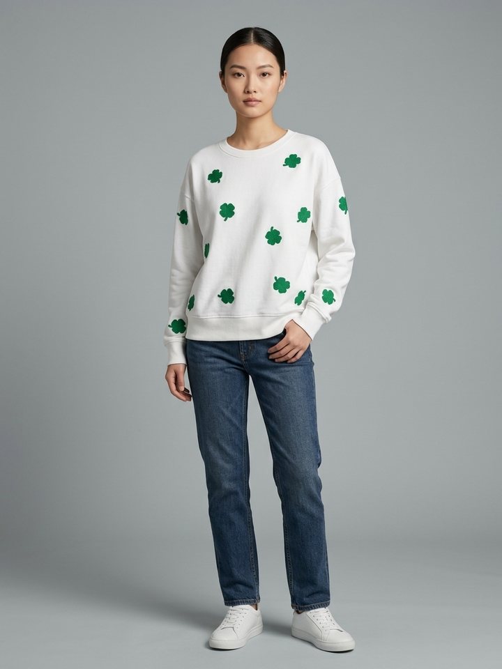 Polerón blanco con tréboles y jeans