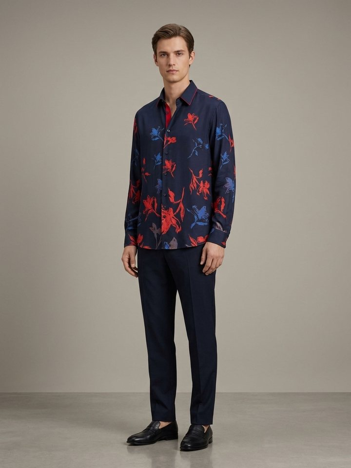 Camisa azul marino con flores